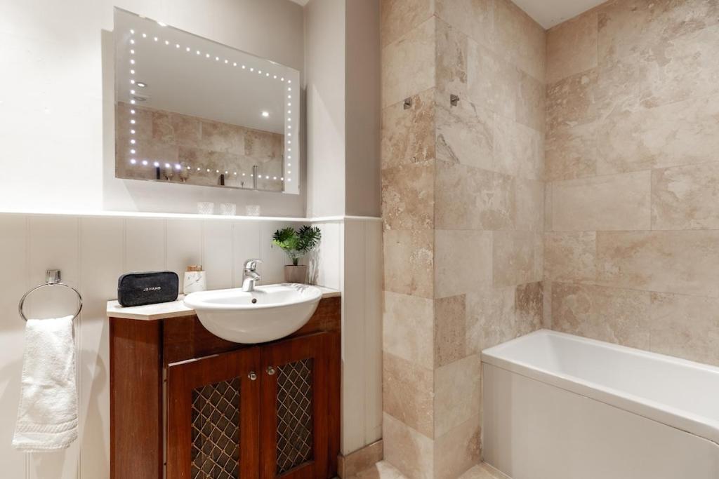 Apartamento Revamped & Luxxe For Covent Garden Lovers! Adorable For Families & Friends
